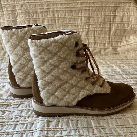Cecelia Sherpa Boots - Picture 4 of 10